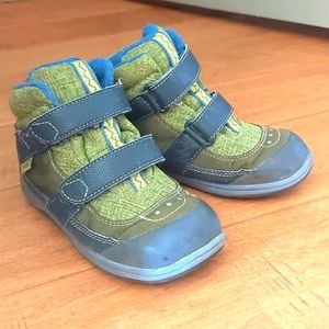 Waterproof & Insulated hightop sneakers.